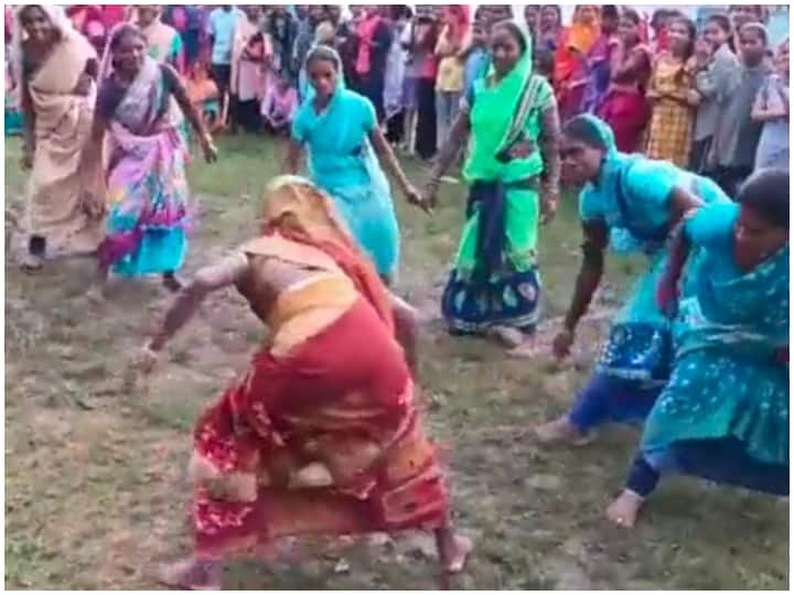 Women playing Kabaddi game while wearing saree in Chhattisgarh Olympics viral video छत्तीसगढ़ ओलंपिक में साड़ी पहनी महिलाओं ने खेला कबड्डी, IAS अधिकारी ने शेयर किया Video