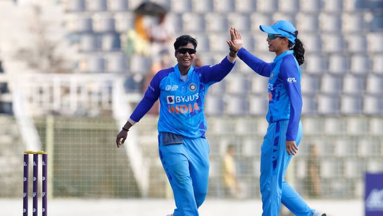 IND W vs BAN W: Smriti Mandhana praises Deepti Sharma's approach in her cameo IND W vs BAN W: বাংলাদেশের বিরুদ্ধে শেফালি ম্যাচ সেরা হলেও, এই তারকাকে প্রশংসা ভরালেন স্মৃতি