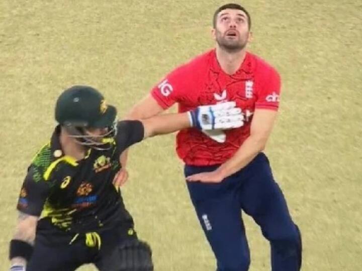Australian player Matthew Wade deliberately pushed England bowler Mark Wood So that, Mark Wood could not catch AUS vs ENG: हार से बचने के लिए मैथ्यू वेड ने की शर्मनाक हरकत, कैच ले रहे खिलाड़ी को दिया धक्का, Video