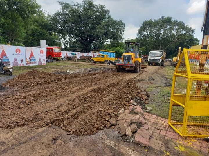 श्री प्रजापति ने बताया कि हेलीपैड तैयार करने का कार्य पिछले 1 सप्ताह से चल रहा था. इसमें 40 से ज्यादा मशीनें और 200 से ज्यादा मजदूरों को लगाया गया था. पुलिस लाइन में तैयार किया जा रहा है. हेलीपैड पर भी सुरक्षा के तगड़े इंतजाम किए गए हैं. यहां पर एक दर्जन से ज्यादा आधुनिक हथियार से लैस पुलिसकर्मियों को दिन-रात तैनात किया गया है.