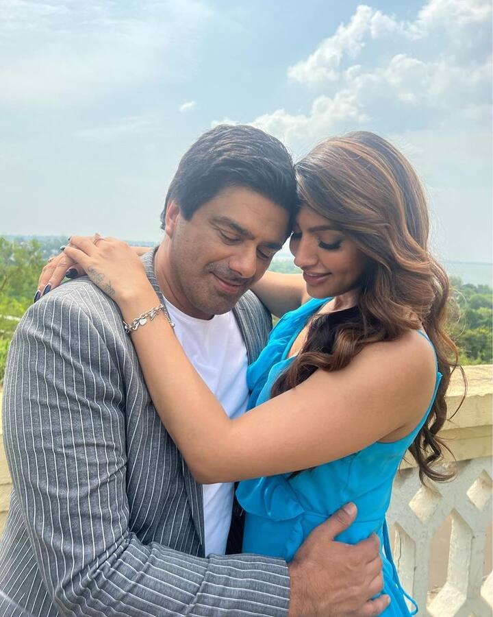 આકાંક્ષા પુરી સાઉથની ફિલ્મો અને હિન્દી ટીવી શોમાં કામ કરે છે. અભિનેત્રીએ 'વિઘ્નહર્તા ગણેશ'માં દેવી પાર્વતીની ભૂમિકા નિભાવી હતી. તાજેતરમાં તે સ્વયંવર શો મીકા દી વોહતી જીતીને ચર્ચામાં આવી હતી. હાલમાં તે વેકેશન પર છે. જોકે તેની સાથે મીકા સિંહ જોવા મળ્યો નહોતો.