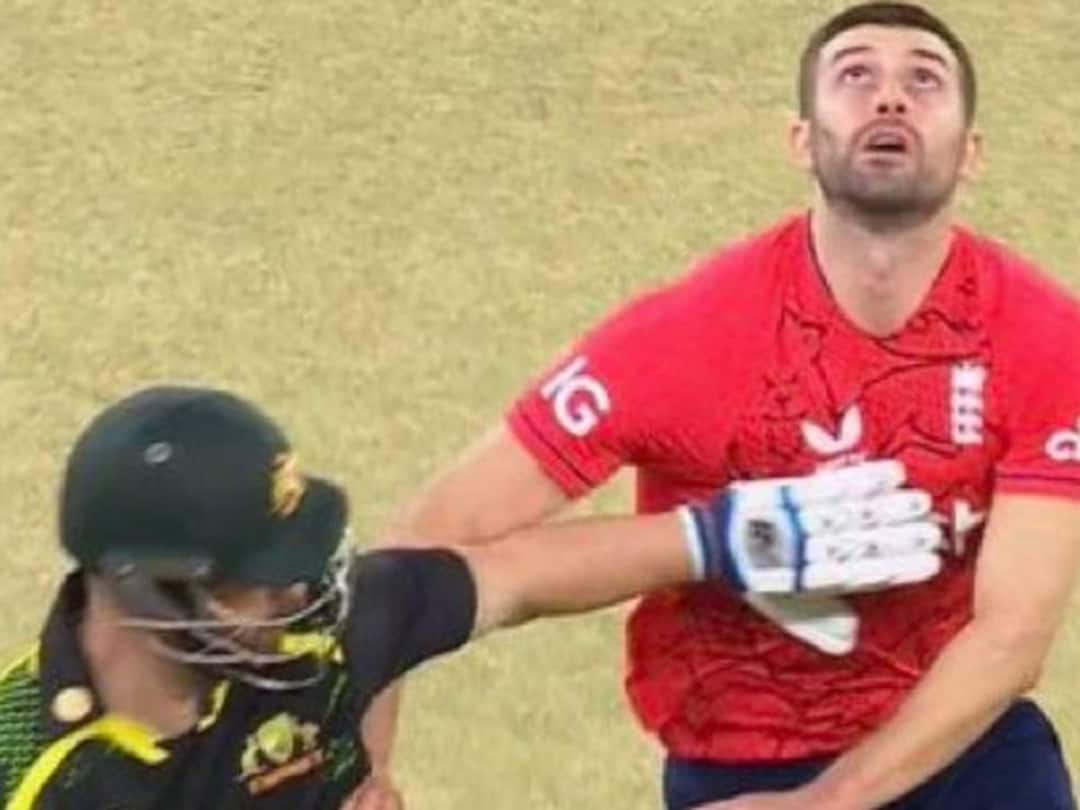 AUS vs ENG: மார்க் வூட்டை கேட்ச் பிடிக்கவிடாமல் தடுத்த மேத்யூ வேட்... ட்விட்டரில் வெளுக்கும் ரசிகர்கள்.. வைரல் வீடியோ...! AUS vs ENG: Matthew Wade Obstructing Mark Wood during first T20I at Perth Stadium goes viral in Twitter AUS vs ENG: மார்க் வூட்டை கேட்ச் பிடிக்கவிடாமல் தடுத்த மேத்யூ வேட்... ட்விட்டரில் வெளுக்கும் ரசிகர்கள்.. வைரல் வீடியோ...!