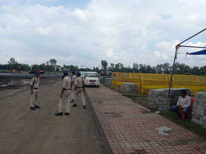 इसके अलावा पुलिस लाइन परिसर में भी सैकड़ों की संख्या में पुलिसकर्मी तैनात हैं. पुलिस लाइन का इलाका मुख्य मार्ग से लगा हुआ है इसलिए परिसर के बाहर भी पुलिस सतत निगाह रख रही है. हेलीपैड के आसपास आम लोगों की आवाजाही बंद है. यहां पर केवल उन्हीं लोगों को प्रवेश दिया जा रहा है जिनकी पीएम सुरक्षा इंतजामों में ड्यूटी है.