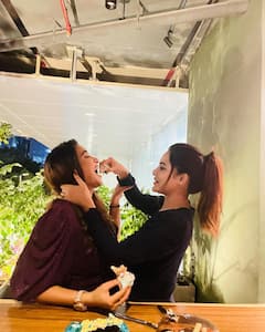 భానుశ్రీ బర్త్ డేలో బిగ్‌‌బాస్ మాజీ కంటెస్టెంట్లు