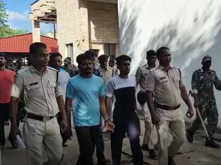 Bilaspur Chhattisgarh Police took procession in city after arresting 17 accused of vandalism on Dussehra ANN Bilaspur News: बिलासपुर में दुर्गा विसर्जन के दौरान उपद्रव मचाने पर एक्शन, पुलिस ने दी कभी न भूलने वाली 'सजा'