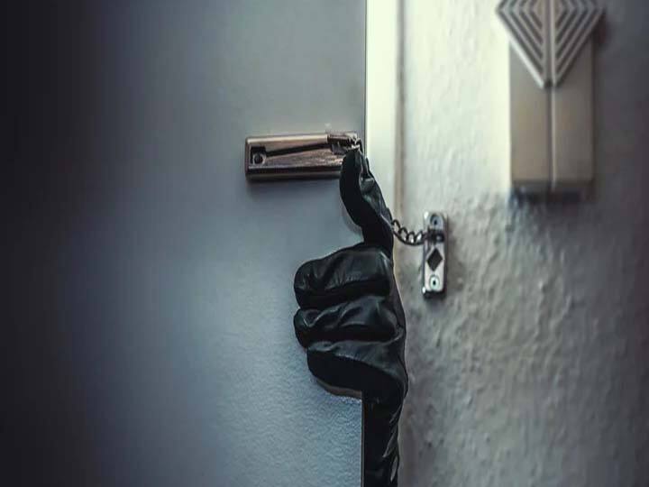 Dindigul: Theft of 20 pounds of jewellery, silverware and Rs.40,000 cash kept in a house திண்டுக்கல்: பூட்டியிருந்த வீட்டை உடைத்து நகை, பணம் கொள்ளை - மர்ம நபர்களுக்கு போலீசார் வலைவீச்சு