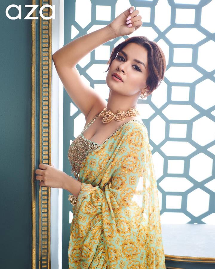 हेवी गोल्ड नेकलेस आणि मेसी बन हेअरस्टाईल (फोटो सौजन्य : Avneet Kaur/इंस्टाग्राम)