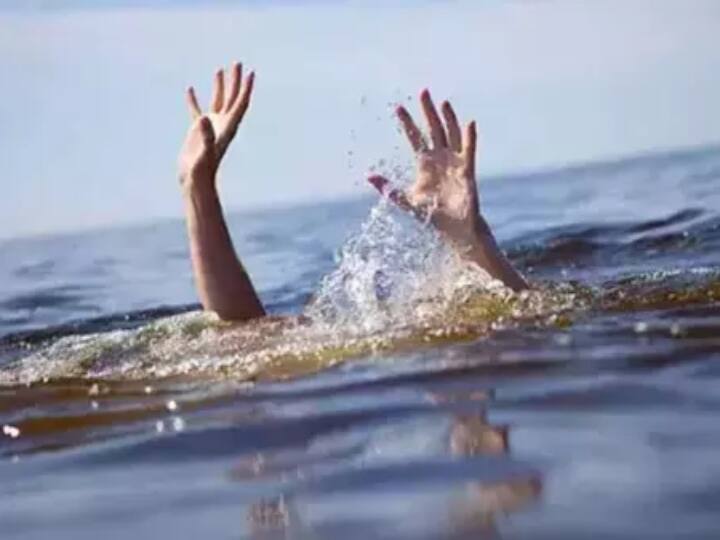 Karur two youth drawned and death in cauvery river Karur : குலதெய்வம் கோவிலுக்கு சென்ற இளைஞர்கள்..! காவிரி ஆற்றில் சிக்கி உயிரிழந்த பரிதாபம்..!