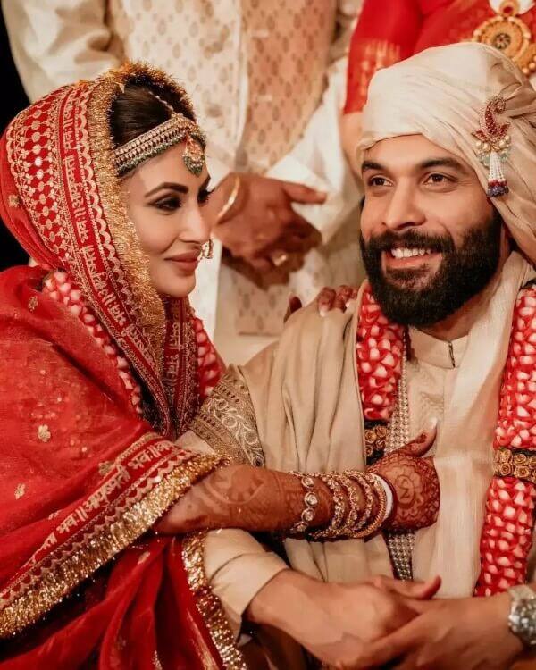 मौनी रॉय इन दिनों फिल्‍म 'ब्रह्मास्त्र' में अपने दमदार अभिनय को लेकर सुर्खियों में छाई हुई हैं. जुनून के किरदार में हर कोई उनकी तारीफ कर रहा है. यहां तक कि फिल्‍म की लीड एक्‍ट्रेस आलिया भट्ट से बेहतर उनके रोल को बताया जा रहा है. खैर, मौनी भी इस बार अपने बिजनेसमैन पति सूरज नाम्बियार के साथ पहला करवा चौथ मनाएंगी. इस साल जनवरी में दोनों ने शादी की थी.