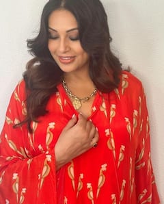 Bipasha Basu Pics: રેડ કફ્તાન ડ્રેસ પહેરી પ્રેગ્નેંસીમાં ગ્લો કરતી બિપાશા બાસુ, ડ્રેસની કિંમત જાણીને ચોંકી જશો...