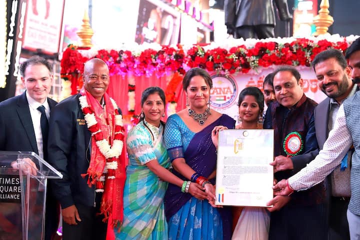 బతుకమ్మ వేడుకలను చూసి మురిసిపోయారు. Photo@ Anasuya Bharadwaj/instagram