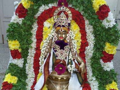 karur: pushpanjali program for sri dharmashastha utsawar swami ஸ்ரீ தர்ம சாஸ்தா உற்சவர் சாமிக்கு புஷ்பாஞ்சலி.. 18 வகையான பூக்களால் ஐயப்பனுக்கு சிறப்பு அபிஷேகம்..!