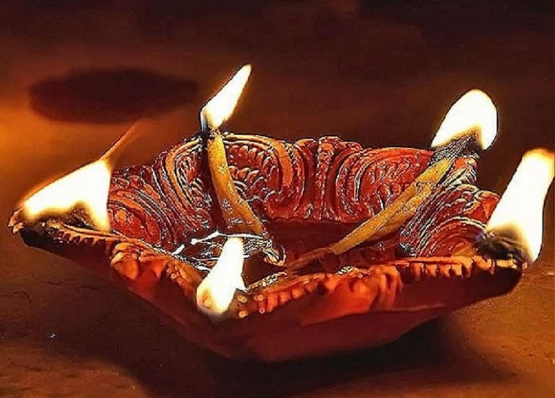 Narak Chaturdashi 2022: નરક ચતુર્દશીના દિવસે ઘરના મુખ્ય દ્વાર પર પ્રગટાવવામાં આવે છે યમના નામનો દીવો, જાણો શું છે તેની પાછળનું કારણ Narak Chaturdashi 2022: On Narak Chaturdashi, a lamp in the name of Yama is lit at the main entrance of the house, know what the reason behind it is Narak Chaturdashi 2022: નરક ચતુર્દશીના દિવસે ઘરના મુખ્ય દ્વાર પર પ્રગટાવવામાં આવે છે યમના નામનો દીવો, જાણો શું છે તેની પાછળનું કારણ