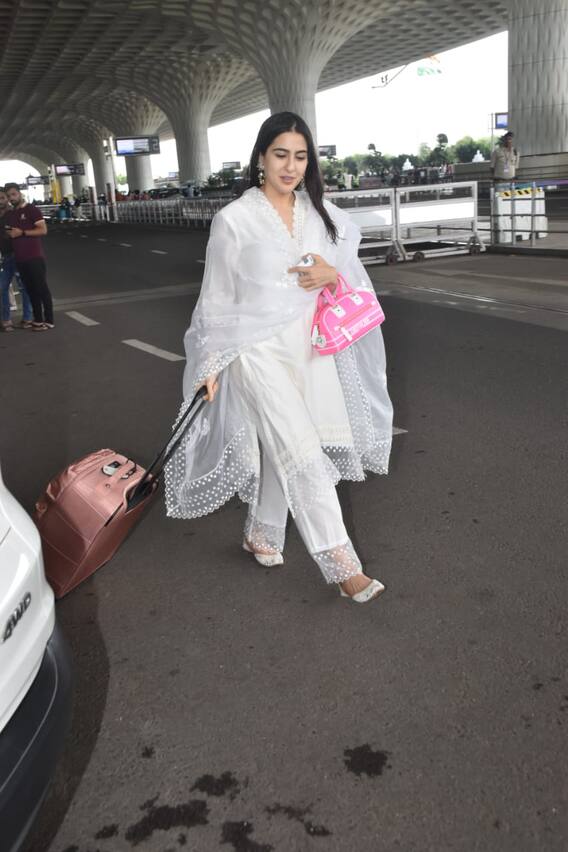 Sara Ali Khan Pics: जुल्फें संवारतीं...नज़रें झुकातीं, एयरपोर्ट पर नवाबी लुक में नज़र आई हैं सैफ की बेटी सारा!