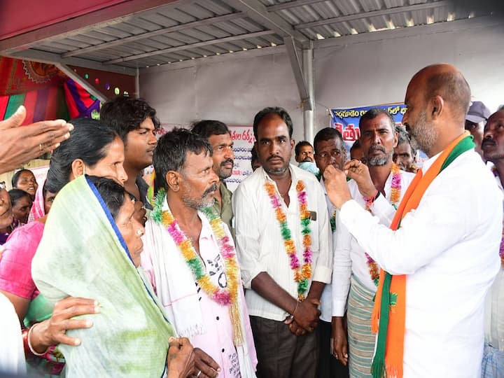 Telangana BJP Leader Bandi Sanjay Support To Nalgonda Charlagudem Land Expatriates 15 తర్వాత మునుగోడు వస్తా, మీ కోసం కొట్లాడుతా: బండి సంజయ్