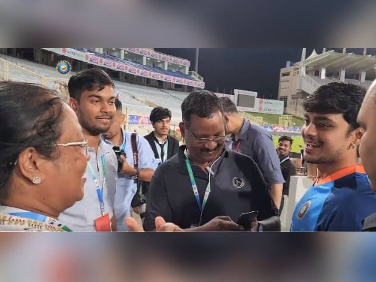 Ishan Kishan with Fans in Ranchi after india vs south africa 2nd ODI see video Ishan Kishan with Fans : रांचीमध्ये ईशानच्या शेजारच्या आंटी म्हणतात, 'माझ्या खिडकीची काच नक्कीच तुटेल असं वाटतंय', त्यावर ईशानंही दिला भन्नाट रिप्लाय