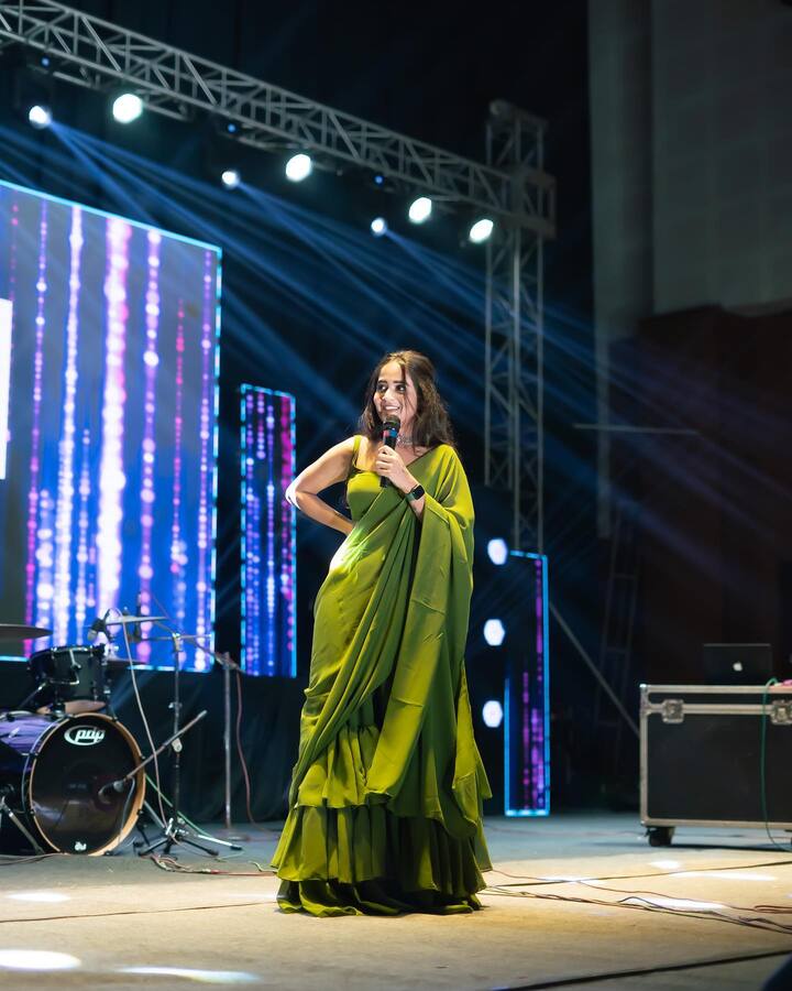 దీప్తి సునయన అందమైన ఫోటోలు  -Image Credit: Deepthi Sunaina/Instagram