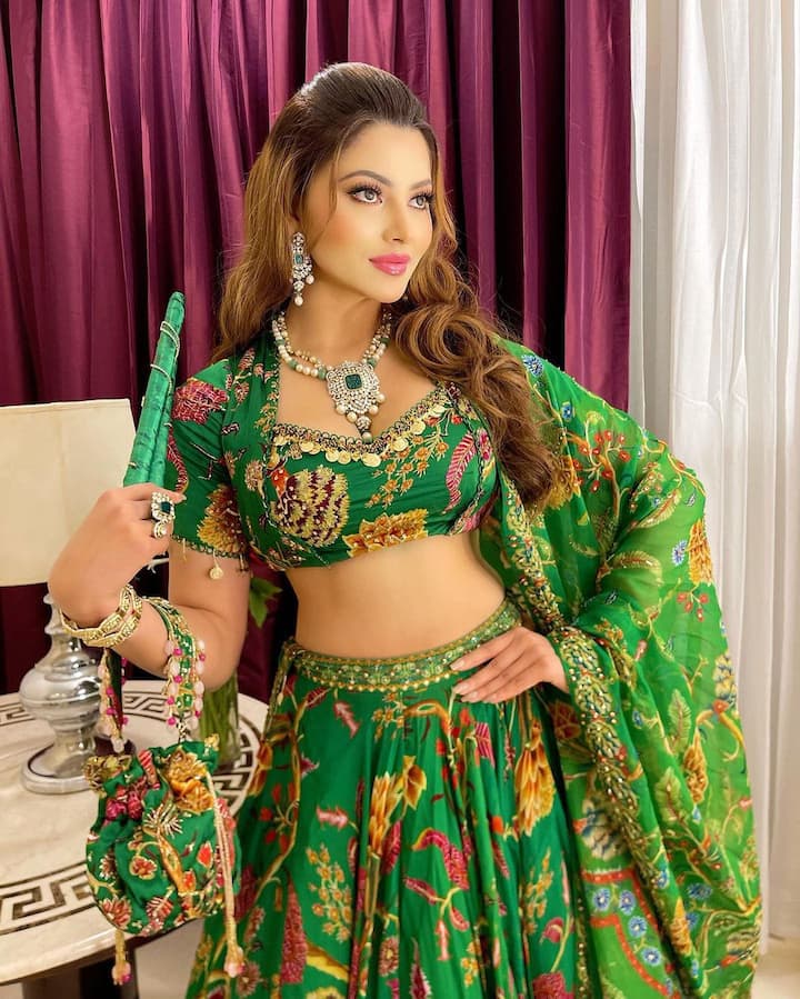 बॉलीवुड की सबसे खूबसूरत एक्ट्रेस में से एक उर्वशी रौतेला अपने किलर अंदाज के लिए काफी मशहूर हैं. लेकिन पिछले कुछ दिनों से उर्वशी का शायराना अंदाज निकलकर सामने आया है. उर्वशी अपनी लेटेस्ट तस्वीरों के कैप्शन में टूटे दिल की शायरियों का सहारा लेते हुईं नजर आ रही हैं.