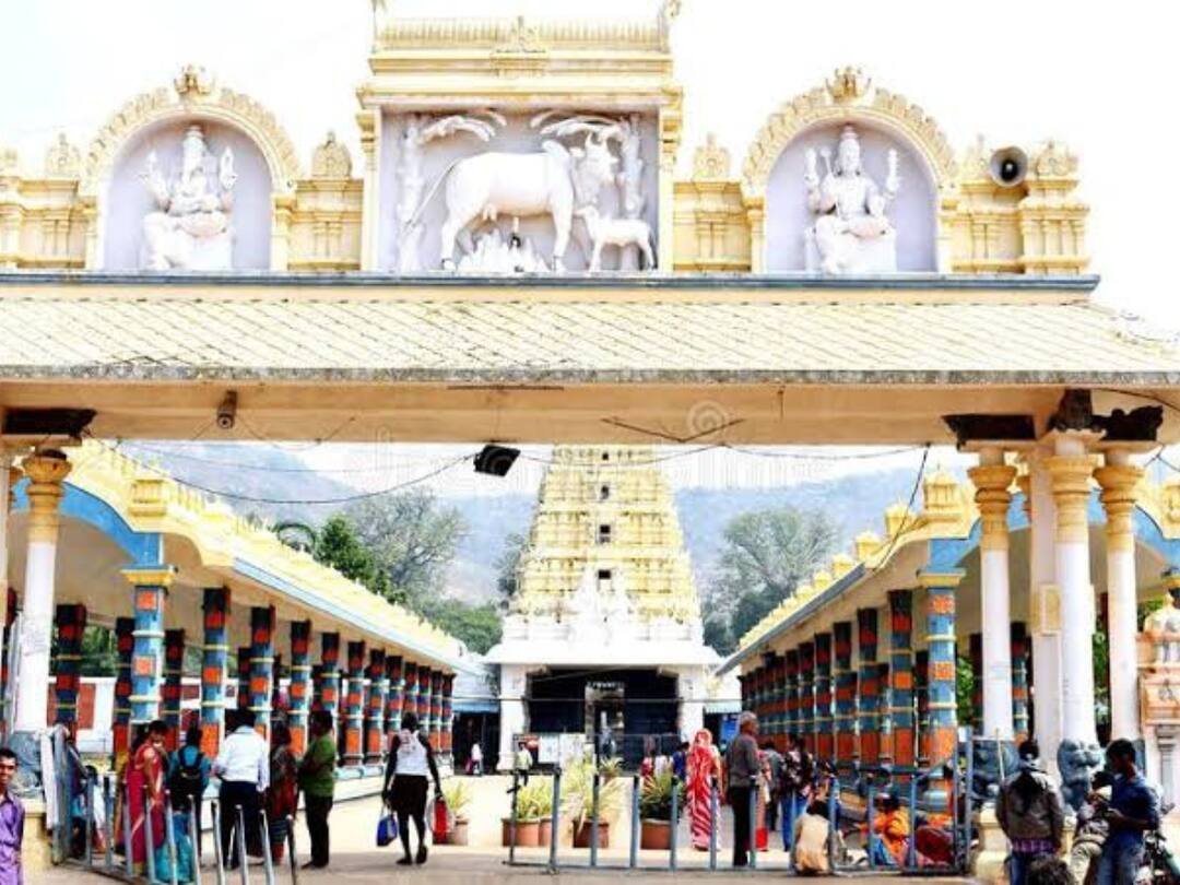 Drone commotion in Mahanandi Shaiva Kshetram The assailant escaped మహానంది శైవ క్షేత్రంలో డ్రోన్ కలకలం- కారులో తప్పించుకున్న అగంతకుడు