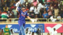 ম্যাচ জিতিয়ে গ্যালারিতে পরিচিতদের পায়ে হাত দিয়ে প্রণাম, রাঁচিতে মন জিতলেন ঈশান