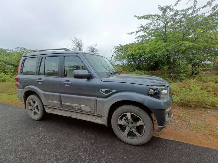 दिग्गज कार निर्मात्या कंपन्यांपैकी Scorpio ही एक प्रमुख कंपनी आहे. काही महिन्यांपूर्वीच महिंद्राने Scorpio N कार बाजारात लॉन्च केली होती. आता महिंद्राच्या स्कॉर्पिओ कारमध्ये आणखी काही बदल करण्यात आले आहेत.