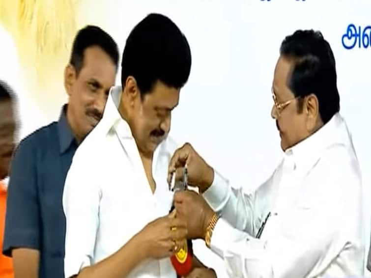 Duraimurugan placed two Mont Blanc pens in MK Stalin's pocket ‘ஸ்டாலின் சட்டைப்பையில் பேனா வைத்த துரைமுருகன்’ பொதுக்குழுவில் நடந்த சுவாரஸ்சியம்..!
