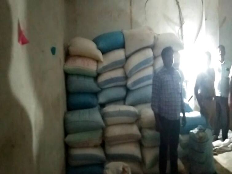15 tons of ration rice seized and tried to pass to Karnataka state 3 arrested TNN கர்நாடகாவுக்கு கடத்த முயன்ற 15 டன் ரேஷன் அரிசி பறிமுதல் -  3 பேர் கைது