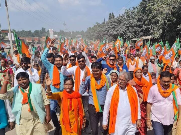 Raigarh Chhattisgarh BJP accuses Congress for bad roads padyatra in Raigarh ANN Chhattisgarh Politics: छत्तीसगढ़ में खराब सड़क को लेकर बीजेपी का प्रदर्शन, पदयात्रा से सरकार को घेरने की कोशिश