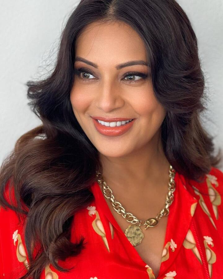 लाल रंगाचा प्रिंटेड कफ्तान परिधान करून बिपाशा खूपच सुंदर दिसत आहे, ही छायाचित्रे शेअर करताना अभिनेत्रीने लिहिले आहे – रसगुल्ला…(फोटो सौजन्य :bipashabasu/इंस्टाग्राम)