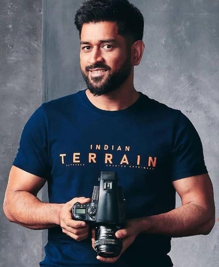 धोनी के प्रशंसकों के लिए यह वाकई में एक्‍साइटिंग खबर है. पिछले काफी समय से उनके फिल्‍म इंडस्‍ट्री से जुड़ने की खबरें सामने आ रही थीं. अब ये कन्फर्म हो गया है.