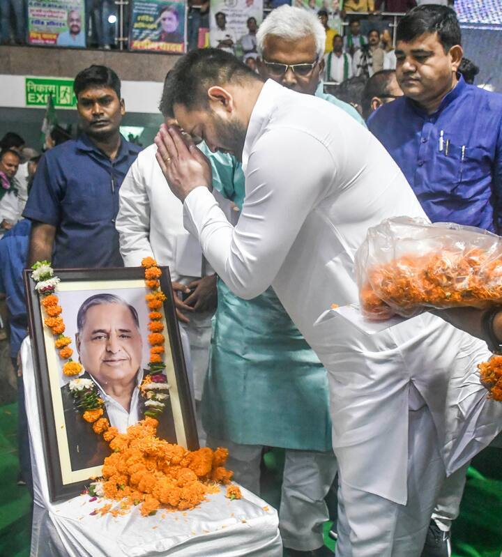 কংগ্রেসের শীর্ষনেতৃত্বের সঙ্গে বরাবরের ঘনিষ্ঠতা ছিল 'নেতাজি' মুলায়মের। ২০০৫ সাল।