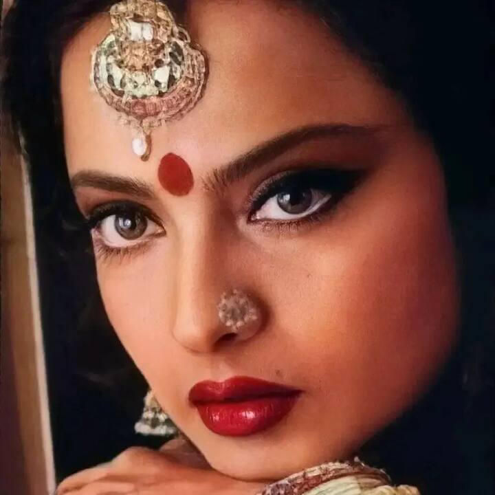 हिंदी चित्रपटसृष्टीतल्या प्रतिभावान अभिनेत्रींमध्ये रेखा यांचे नाव अग्रक्रमी घेतले जाते. वयाच्या 68व्या वर्षीही ही सौंदर्यवान अभिनेत्री आपल्या अभिनयाने प्रेक्षकांना मंत्रमुग्ध करत आहे. चित्रपटसृष्टीत सफल ठरलेल्या रेखा यांचे वैयक्तिक आयुष्य मात्र अतिशय कष्टप्रद होते.