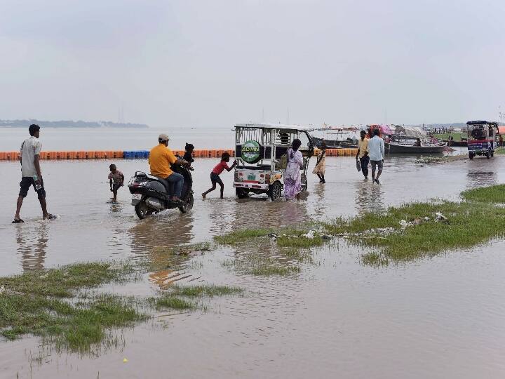 Lucknow more than 650 villages of 16 up districts affected due to heavy rain UP Rain: यूपी में बारिश का कहर जारी, बाढ़ की चपेट में 16 जिलों के 650 से अधिक गांव