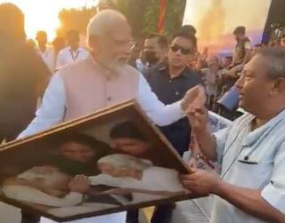 જામનગરમાં રોડ શો દરમિયાન PM મોદી પોતાની કારમાંથી નીચે ઉતરી અચાનક કોને મળ્યા, જુઓ વીડિયો 