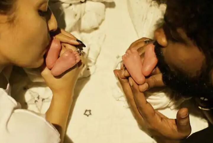 साउथ की जानी मानी एक्ट्रेस नयनतारा (Nayanthara) और डायेरक्टर विग्नेश शिवन (Vignesh Shivan) इसी साल जून के महीने में शादी के बंधन में बंधे थे. शादी के चार महीने बाद ही दोनों जुड़वा बच्चों के पैरेंट्स बन गए हैं. विग्नेश ने इंस्टाग्राम पर कुछ तस्वीरें साझा की हैं, जिनमें वो दोनों अपने बच्चों के पैरों को किस करते नज़र आ रहे हैं.