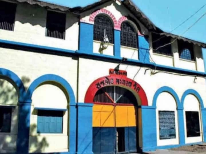 Rajkot Central Jail: राजकोट सेंट्रल जेल में विचाराधीन कैदी ने बेडशीट से फांसी लगाकर दी जान, जानें क्या है मामला? Rajkot Central Jail undertrial prisoner Deepak Arjan hanged himself with bedsheet Know what is matter Rajkot Central Jail: राजकोट सेंट्रल जेल में विचाराधीन कैदी ने बेडशीट से फांसी लगाकर दी जान, जानें क्या है मामला?