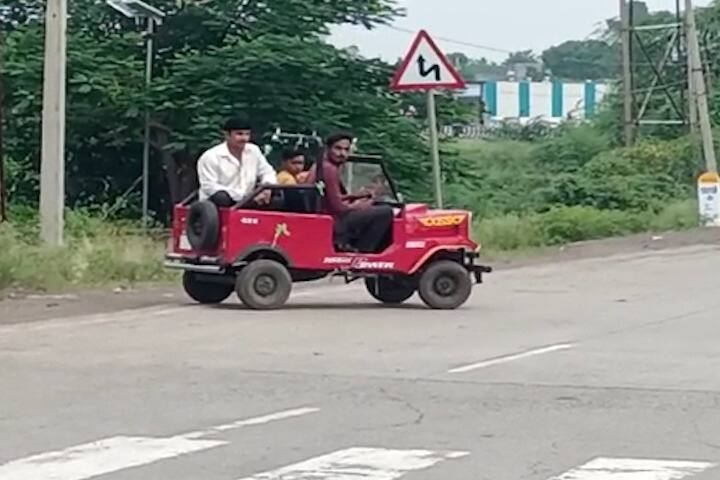 मित्रांप्रमाणे आपल्याकडेही चारचाकी वाहन असावं, असा हट्ट करणाऱ्या शेतमजूर बापाने स्वतःच जीप तयार केली.