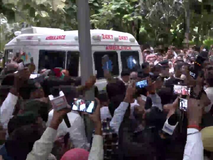 mulayam singh yadav death his mortal remains reached ancestral home saifai Mulayam Singh Yadav Death: पैतृक गांव सैफई पहुंचा मुलायम सिंह यादव का पार्थिव शरीर, अंतिम दर्शन के लिए उमड़ी भीड़