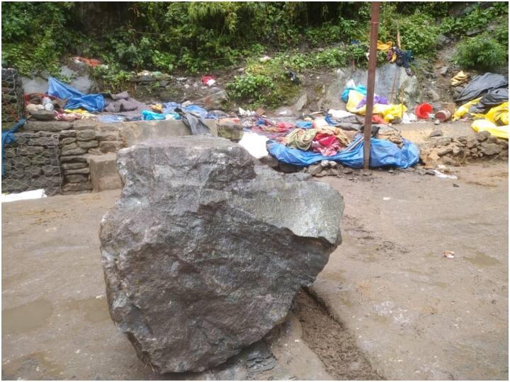 rudraprayag a labour dies after a boulder falls on kedarnath yatra route ann Rudraprayag: भूस्खलन के कारण केदारनाथ पैदल मार्ग पर गिरा विशालकाय पत्थर, मौके पर एक मजदूर की मौत