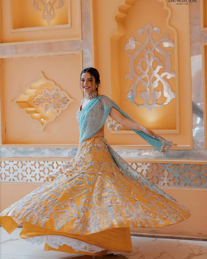 जॅस्मिन ही मॉडर्न तसेच ट्रेडिशन अशा लूकमधील फोटो सोशल मीडियावर शेअर करते.(फोटो सौजन्य :jasminbhasin2806/इंस्टाग्राम)