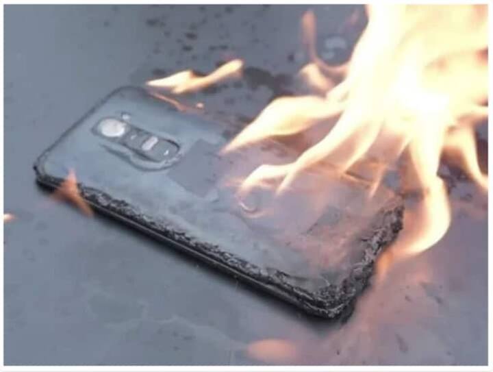 Smartphone Care : तुम्हालाही  तुमच्या स्मार्टफोनचा स्फोट होण्याची भीती वाटते का? पण घाबरू नका, कारण आम्ही तुम्हाला अशा चुकांबद्दल सांगणार आहोत, ज्या टाळून तुम्ही तुमचा स्मार्टफोन स्फोट होण्यापासून वाचवू शकता.