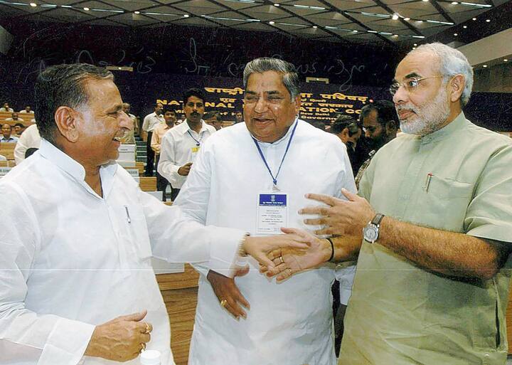 ১৯৯২ সালে মুলায়াম সিংহের হাত ধরেই প্রতিষ্ঠিত হয় সমাজবাদী পার্টি। তারপরে ১৯৯৩ সালে মুখ্যমন্ত্রী। জোডট রাজনীতির নানা খানাখন্দ পেরিয়ে ৯৫ সালে তাঁর সরকার পড়ে যায়। এরপর ২০০২ সালে সপার সমর্থনে মায়াবতী মুখ্যমন্ত্রী। পরে তিনি পদত্যাগ করলে ফের মুখ্যমন্ত্রী হন মুলায়ম। দীর্ঘদিনের রাজনৈতিক জীবনে বারবার অপরাধীদের রাজনীতির ছায়া দেওয়ার অভিযোগ উঠেছে মুলায়মের বিরুদ্ধে।