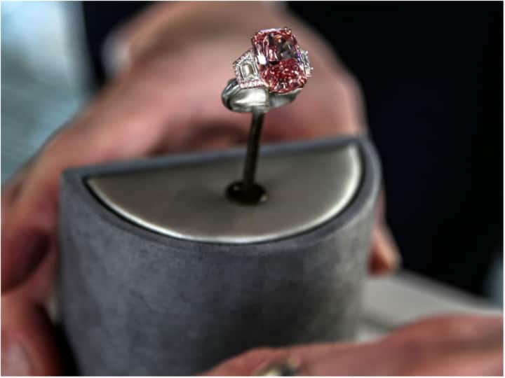 Pink Diamond Sold in 60 million US Dollar in Hon Kong Auction breaks all records Pink Diamond: यहां 60 मिलियन डॉलर का बिका गुलाबी हीरा, जानें खासियत