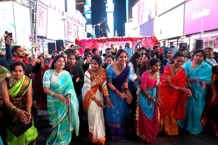 ఈ వేడుకల్లో అనసూయతో పలు పలువురు కవులు, గాయకులు పాల్గొన్నారు. Photo@ Anasuya Bharadwaj/instagram