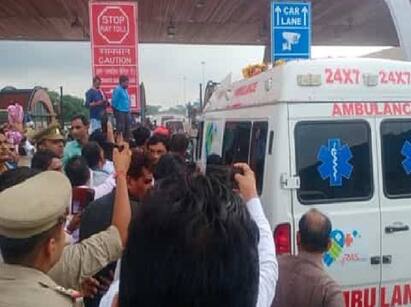 300-vehicle convoy carries Mulayam Yadavs body, showered with flowers | Video 300 பாதுகாப்பு வாகனங்கள் புடைசூழ எடுத்துச் செல்லப்பட்ட முலாயம் சிங் யாதவ் உடல்.. வீடியோ..