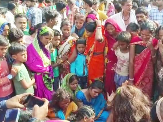 Samastipur Murder: समस्तीपुर में बुजुर्ग की धारदार हथियार से काटकर हत्या, बच्चे को पीट-पीटकर मार डाला, NH जाम Samastipur Murder: समस्तीपुर में बुजुर्ग की धारदार हथियार से काटकर हत्या, बच्चे को पीट-पीटकर मार डाला, NH जाम