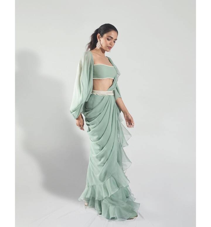 सध्या श्रियाचे इंडोवेस्टर्न साडी लूकमधील फोटो चर्चेत आले आहेत.(फोटो सौजन्य :shriya.pilgaonkar/इंस्टाग्राम)