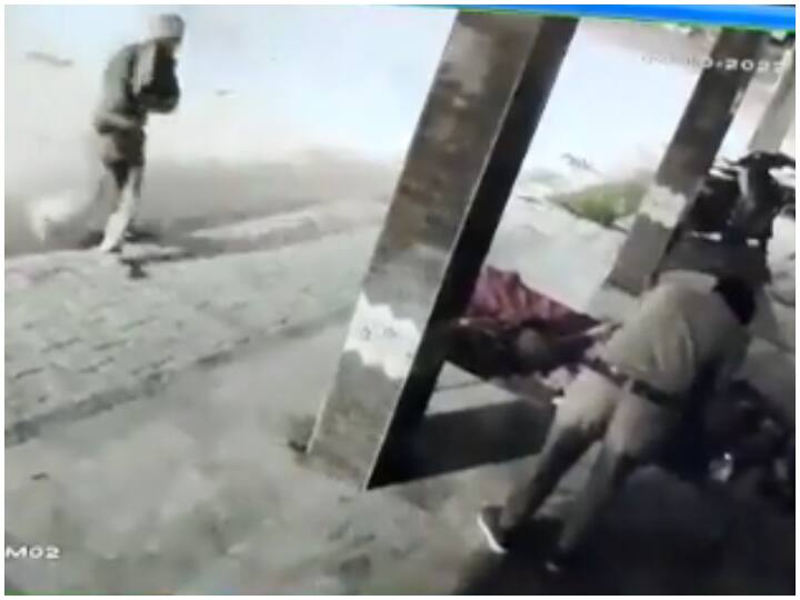 कोतवाल चोर है..! सोते हुए आदमी का मोबाइल चुराते सिपाही का Video वायरल UP police constable steals mobile of sleeping person incident captured in CCTV in Kanpur Viral Video कोतवाल चोर है..! सोते हुए आदमी का मोबाइल चुराते सिपाही का Video वायरल