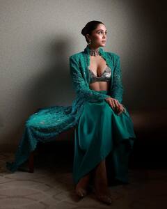 Sharwari Wagh PHOTO: ડિપ નેક બ્લાઉઝમાં શર્વરી વાઘનો જોવા મળ્યો બોલ્ડ અંદાજ