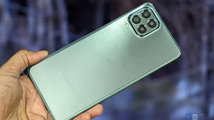Samsung Galaxy M53 5G में 6.7-इंच में सुपर एमोलेड+ डिस्प्ले दी गई है. Samsung Galaxy M53 5G में क्वाड कैमरा सेटअप है, जिसमें 108mp का सेंसर, 8mp का वाइड ऐंगल कैमरा, 2MP का डेप्थ और 2MP का Macro लेंस शामिल है. अब बैटरी की बात करें तो इसमें 5000mAh की जबरदस्त बैटरी दी गई है, जिसमें आपको 25W का फास्ट चार्जिंग सपोर्ट दिया जाता है. इसके 6GB RAM और 128GB स्टोरेज वेरिएंट की कीमत 26,499 रुपये है.